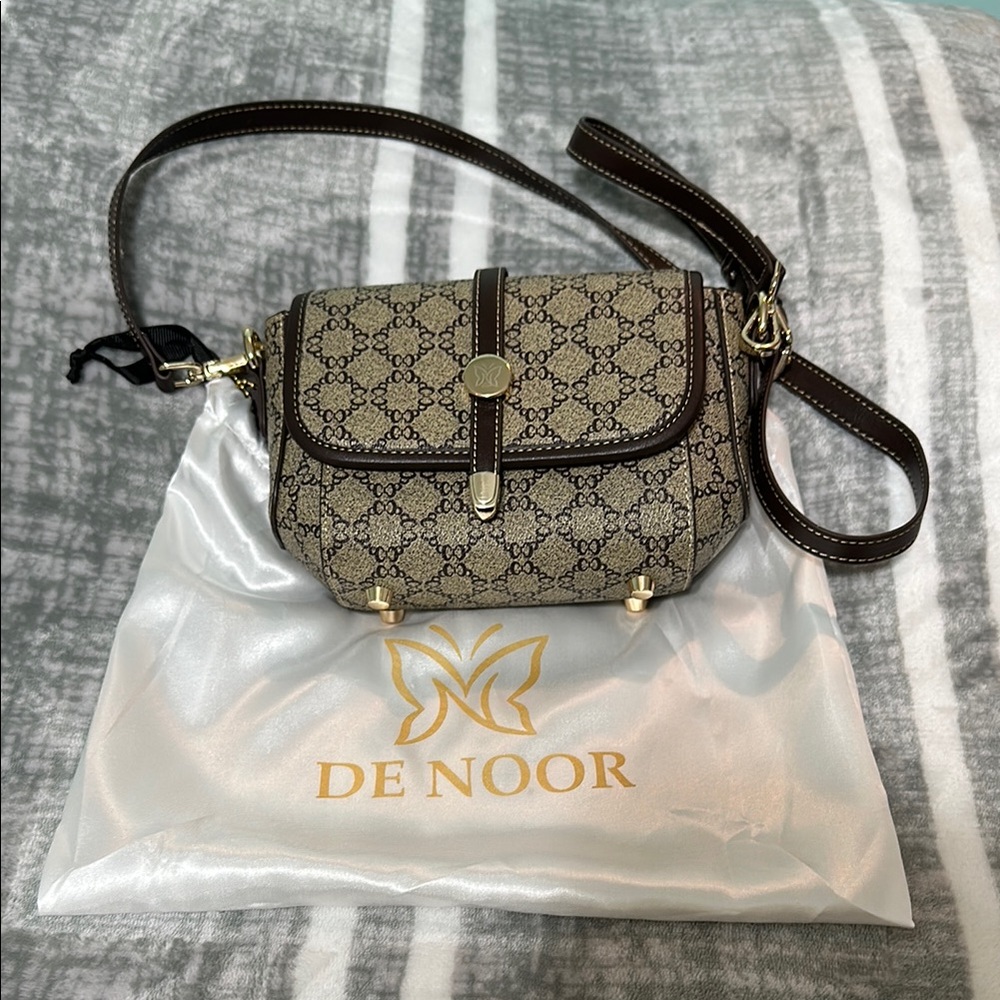 Brown Crossbody Bag with Geometric Pattern and Adjustable Strap
